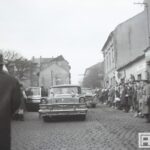 Czarno-biała fotografia przedstawia: Chrzanów, marzec 1964 limuzyny rządowe na chrzanowskim Rynku przed dawnym domem Balisiów (później Oczkowskich) – wizyta prezydenta Finlandii Urho Kekkonena.