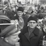 Czarno-biała fotografia przedstawia: Chrzanów, marzec 1964 Aleksander Zawadzki i prezydent Finlandii Urho Kekkonen (na drugim planie) na Chrzanowskim Rynku.