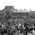 Czarno-biała fotografia przedstawia: Widok kamienicy, w której mieścił się sklep jubilerski Reicha do 1939 roku (fotografia z lat 90. I z lat 50.).